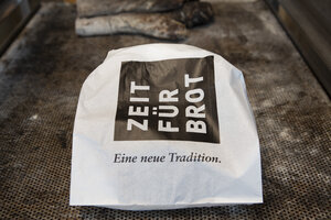 Eine papierne Verpackungstüte mit dem Aufdruck "Zeit für Brot" Eine papierne Verpackungstüte mit dem Aufdruck "Zeit für Brot"