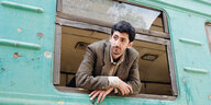 Filmszene aus "Chantrapas": ein Mann am Zugfenster
