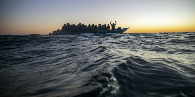 Dicht gedrängt: Flüchtlinge auf einem Boot, hohe Wellen