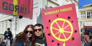 Ein Bild der Romaday-Parade: Delaine Le Bas und Hamze Bytyci mit Schild