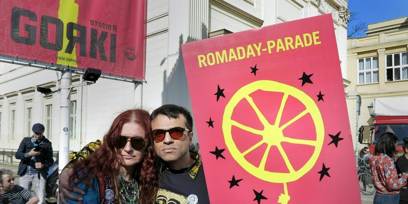 Ein Bild der Romaday-Parade: Delaine Le Bas und Hamze Bytyci mit Schild