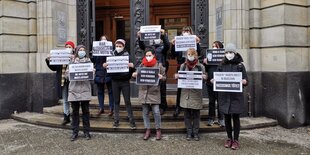 Mitglieder der Initiative beim Protest vor dem Amtsgericht