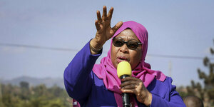 Tansanias Präsidentin Samia Suluhu Hassan mit Mikrofon in der Hand