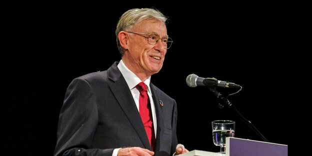 Ex-Bundespräsident Horst Köhler spricht auf einem Podium