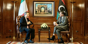 Abdul Hamid Dbeiba (r), Ministerpräsident von Libyen, und Mario Draghi, Ministerpräsident von Italien, sprechen während eines Treffens