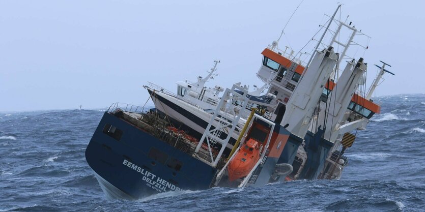 Der Frachter liegt mit starker Schlagseite im Meer