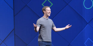 Facebook-Gründer Mark Zuckerberg spricht bei einer Entwicklerkonferenz