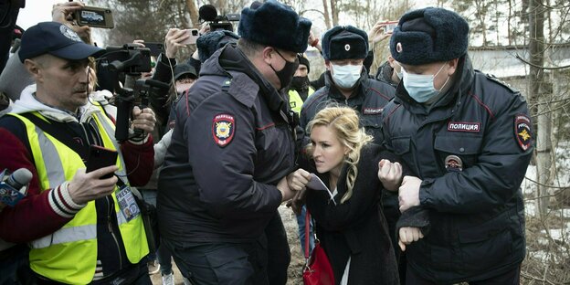 Anastassija Wassiljewa, Vorsitzende der Allianz der Ärzte und Ärztin von Kremelgegner Nawalny, wird vor dem Straflagers IK-2 von Polizisten festgehalten