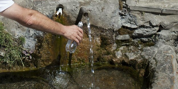 Flasche wird mit Quellwasser in Lanjaron gefüllt