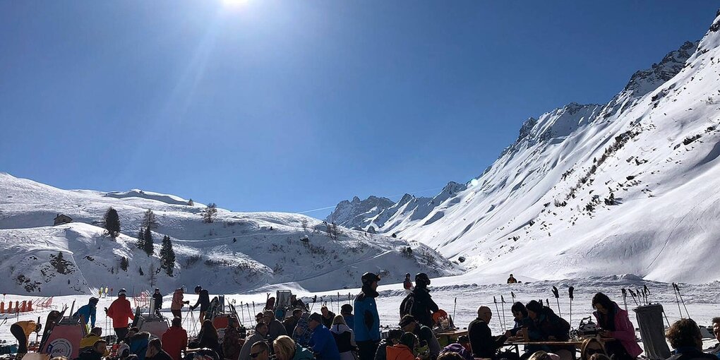 Einkehrende Skiläufer auf der Piste