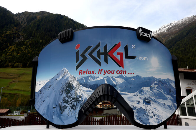 Riesige Skibrille mit der Aufschrift Ischgl und Berglandschaft