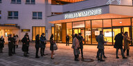 Corona-Pilotprojekt der Berliner Philharmoniker - Besucher stehen in einer Schlange vor der Berliner Philharmonie