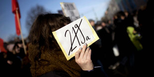 Demonstrantin mit Schild Stop Paragraf 219a