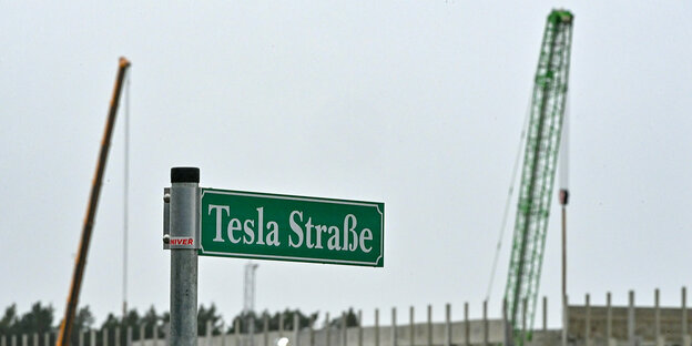 Grünes Schild mit der Aufschrift Tesla Straße