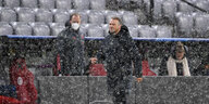 FCB-Trainer Hansi Flick im Schneeregen