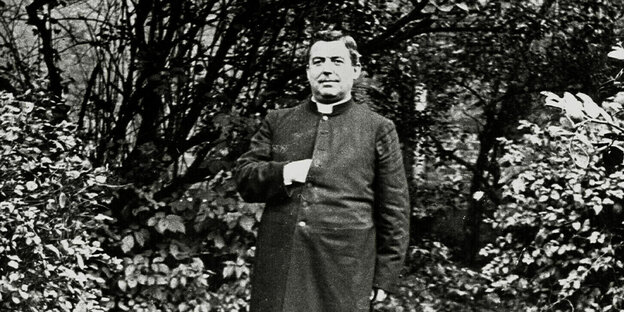 Historisches Foto: In Napoleon-Pose der Priester und Caritas-Gründer Lorenz Werhtmann