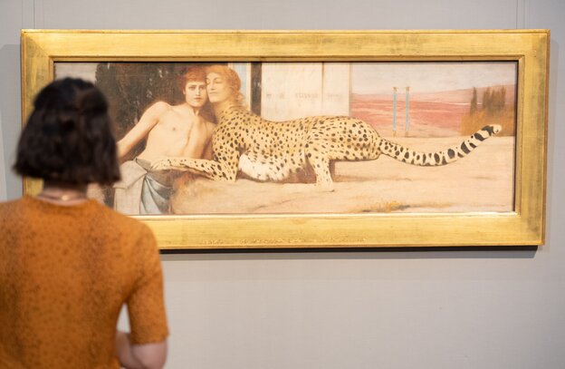 Frau betrachtet "Liebkosungen" von Fernand Khnopff Frau betrachtet "Liebkosungen" von Fernand Khnopff