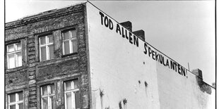 Ein Bild aus alten Tagen in schwarz-weiß: bekanntes Graffiti mit dem Slogan "Tod den Spejulanten" an einer Fassade in Kreuzberg im Jahr 1988