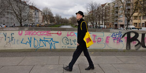 Ralf Hoffrogge, Sprecher der Initiative Deutsche Wohnen & Co. enteignen geht in Neukölln spazieren