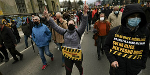 Eine Masse an Demonstranten mit Plakaten