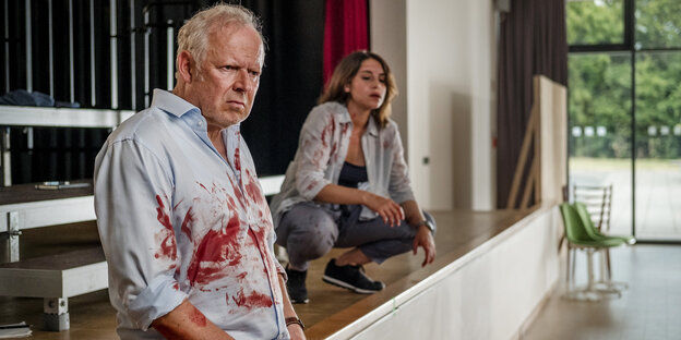 Bild einer Szene aus dem Kieler Tatort, zu sehen sind die Darsteller Amila Bagriacik und Axel Mielberg. Mielberg hat Blut auf seinem Hemd