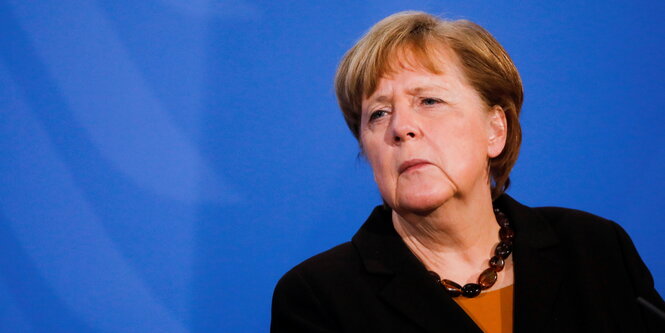 Angela Merkel mit irritierten Gesichtsausdruck während einer Pressekonferenz