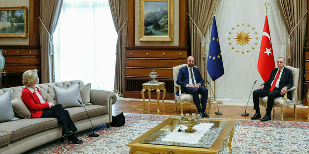 Charles Michel und Recep Tayyip Erdogan sitzen in der Mitte des Raums auf Stühlen, abseits sitzt Ursula von der Leyen auf einem Sofa