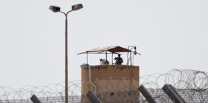 Ägyptischer Soldat auf einem Wachturm im Nordsinai