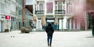 Ein Mann geht durch eine Einkaufsstraße in der Oldenburger Innenstadt
