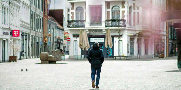 Ein Mann geht durch eine Einkaufsstraße in der Oldenburger Innenstadt