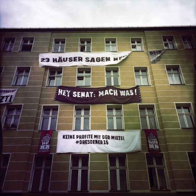 Eine Hausfassade mit Parolen wie "23 Häuser sagen Nein": Überall in der Hauptstadt regt sich Protest, hier ein Beispiel aus der Dresdener Straße in Kreuzberg