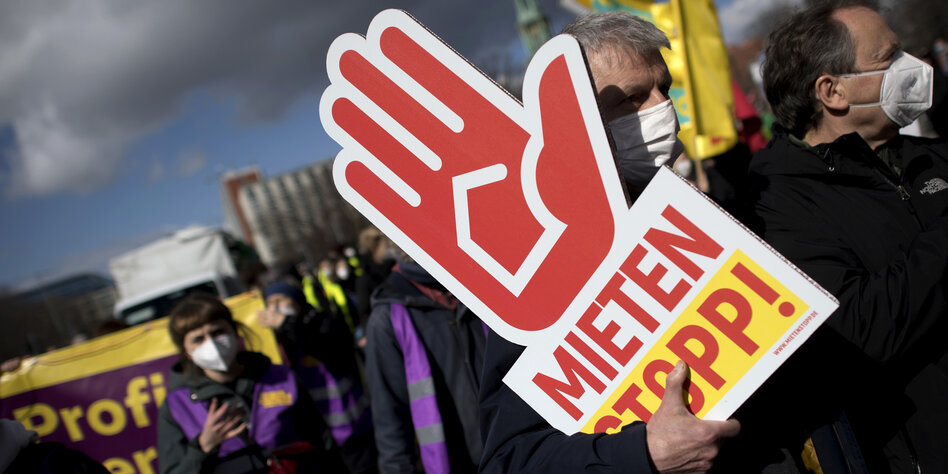 Demonstranten in Berlin mit dem Schild "Mieten Stopp"