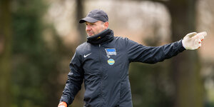 Herthas Torwarttrainer Zsolt Petry gibt Anweisungen auf dem Trainingsplatz. Hertha hat ihn nach diskriminierenden Äußerungen rausgeworfen