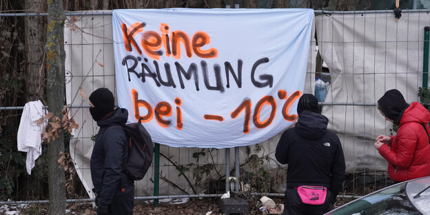 Ein Transparent mit der Aufschrift "Keine Räumung bei minus 10 Grad" hängt am Zaun eines Obdachlosencamps an der Rummelsburger Bucht. Die Räumung des Obdachlosencamps fand dennoch Anfang Februar 2021 statt