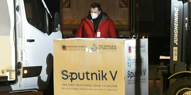 Auf einem Hubwagen wird Sputnik Impfstoff angeliefert