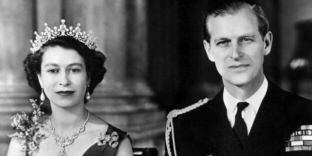 Die britische Königin Elizabeth II. und ihr Ehemann Prinz Philip posieren in jungen Jahren für ein Foto