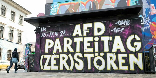 Auf einer Wand steht in einem Graffito "AfD-Parteitag (zer)stören"
