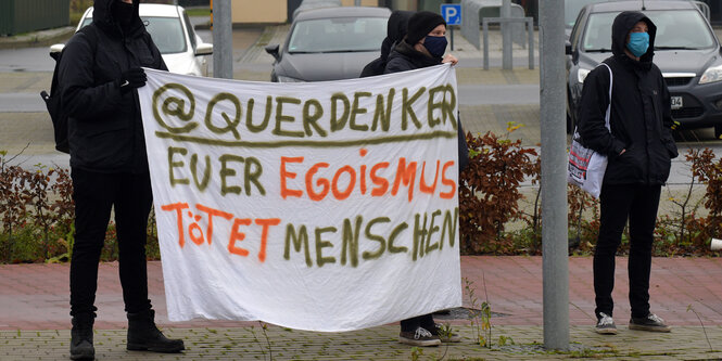 Teilnehmer*innen einer Gegendemonstration der Corona-Proteste