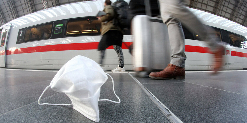 Ein gebrauchter Mund-Nasen-Schutz liegt auf dem Bahnsteig.