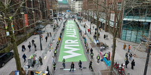 Demonstration mit gigantischem grünen Teppich auf der Straße: "Wir alle für 1,5 Grad"