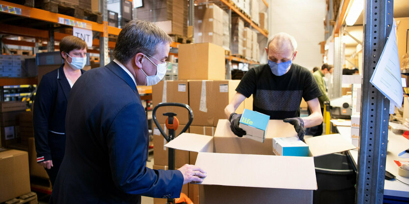 Armin Laschet (CDU,M), Ministerpräsident von Nordrhein-Westfalen, besichtigt die Produktion der Firma Nal von Minden. Die Firma stellt Antigenschnelltests her, die für den Nachweis einer SARS-CoV-2 Infektion benötigt werden.