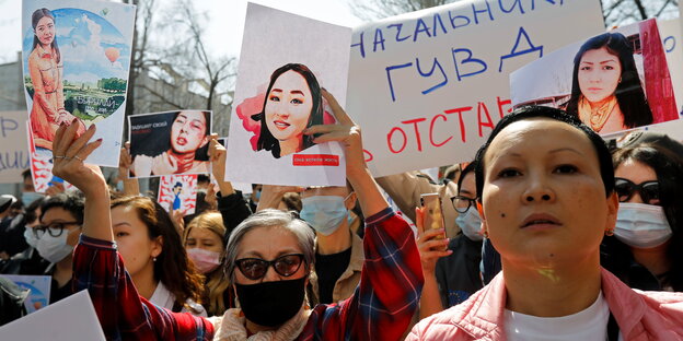 Frauen halten Protestplakate und Bilder der Ermordeten in die Höhe