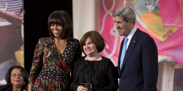 Elena Milaschina posiert mit Michelle Obama und John Kerry, als sie den International Women of Courage Award bekam