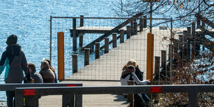 Ein abgesperrter Steg am Starnberger See