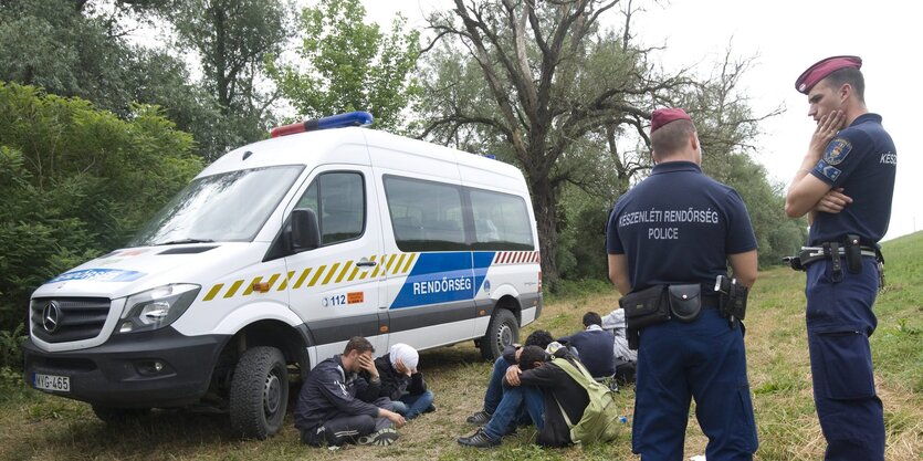 Flüchtlinge in Ungarn in der Nähe von Szeged, rund 170 Kiilometer von Budapest.