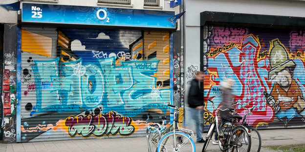 Auf dem heruntergelassenen Rollladen eines O2-Geschäftsladens im Hamburger Schanzenviertel steht der Graffiti-Schriftzug „Hope“.