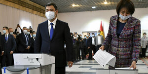 Präsident Japarow mit Ehefrau vor Wahlurnen.