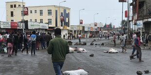 Steine und Säcke blockieren Geschäftsstraße