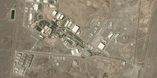 Eine Satellitenaufnahme einer Industrieanlage.