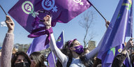 Frauen mit violetten Flaggen während einer Demonstration in Istanbul